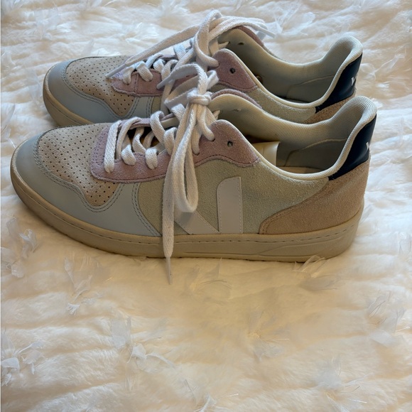 Veja Women's V-90 LEATHER LASSI Sneakers size 8/39 - Picture 3 of 7